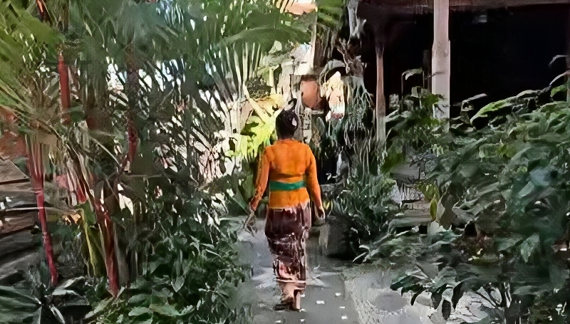 Expect family to be around in authentic homestays - Wanderlust Travel with Joe - YouTube