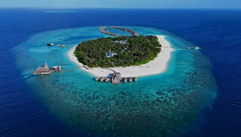Festive season on a stunning atoll - TRAVELLING DUOO - YouTube