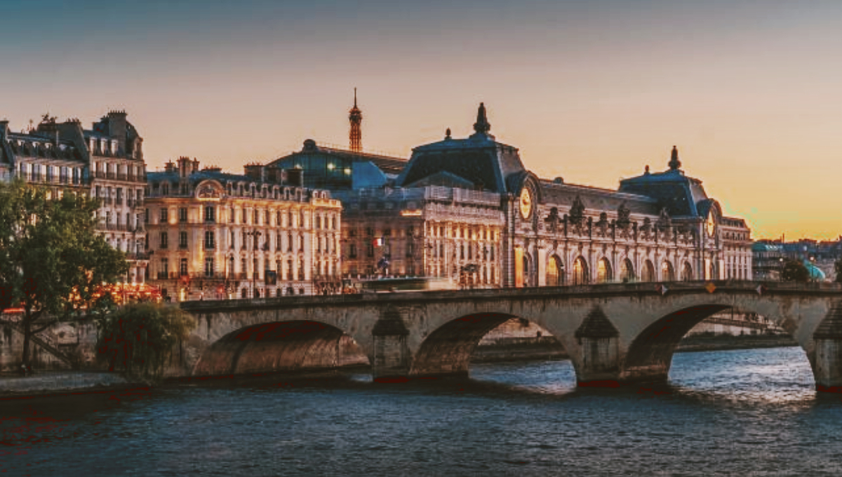 Paris Tourists in France Drag Suitcases Through Protests - Image CCO pierre9x6 - Pixabay