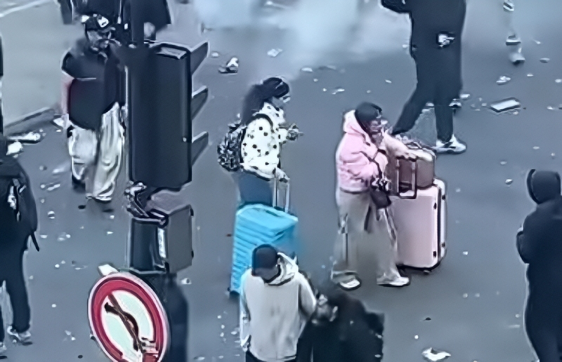 Suitcase ladies have somewhere to be- via @PBDPodcast - YouTube