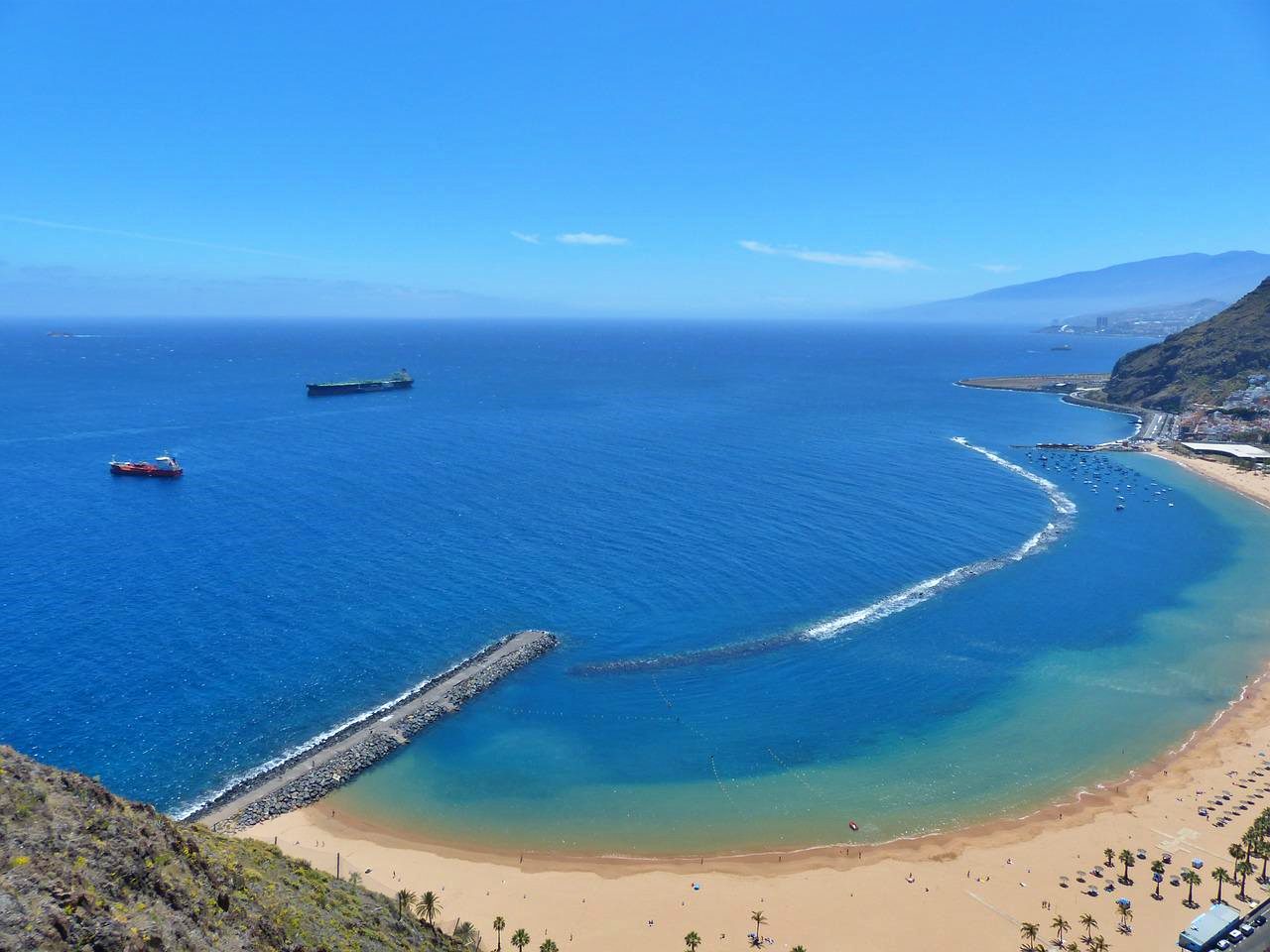 Relax on Playa las Teresitas for free