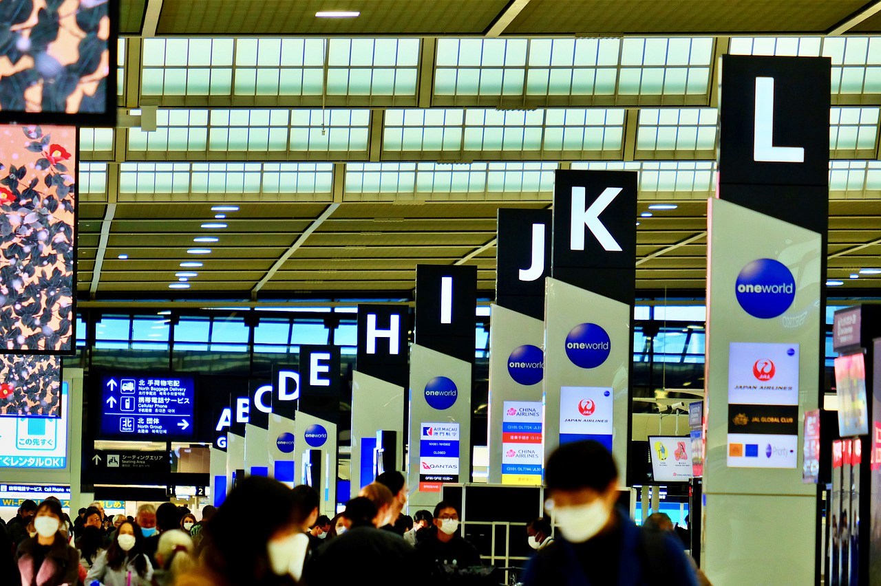 EU to drop masks for airlines and airports