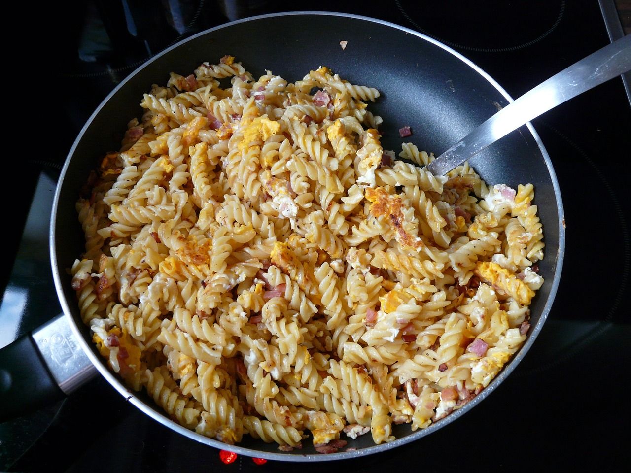 Schinkennudeln - pasta gratin with ham, onions and cheese