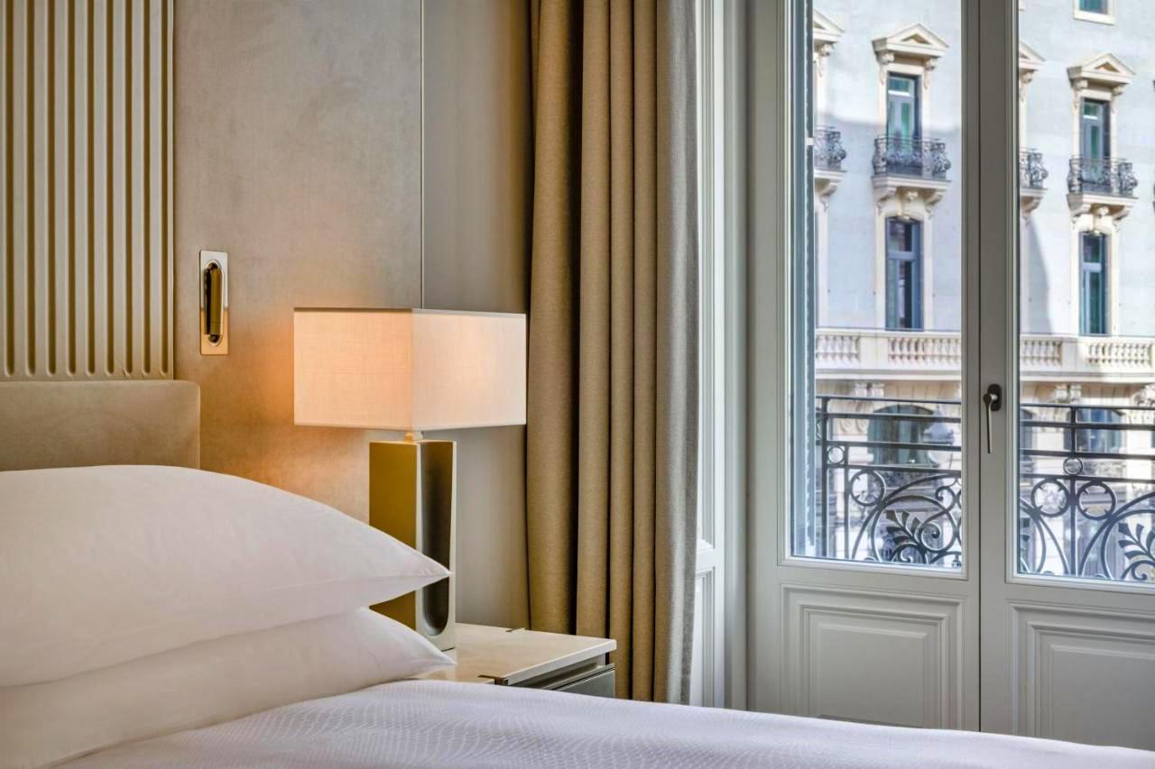 Guest room JW Marriott Hotel Madrid